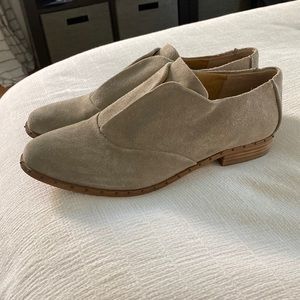 Women’s tuxedo style shoe